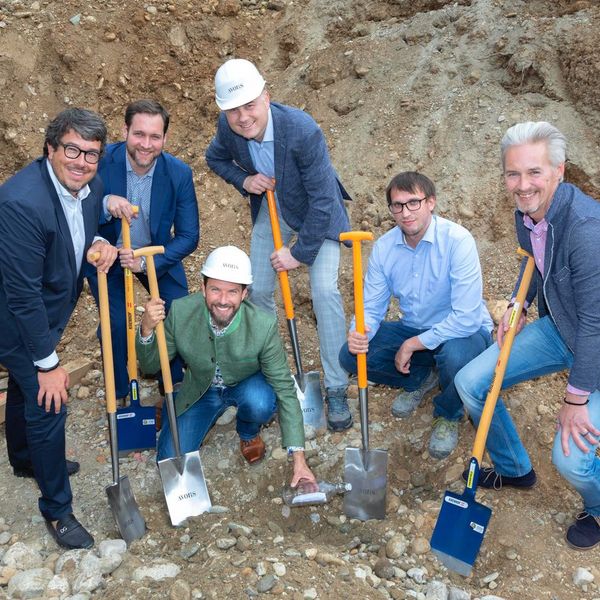 ein_grundstein_fuer_stadt_land_kuss_grundsteinlegung_feier