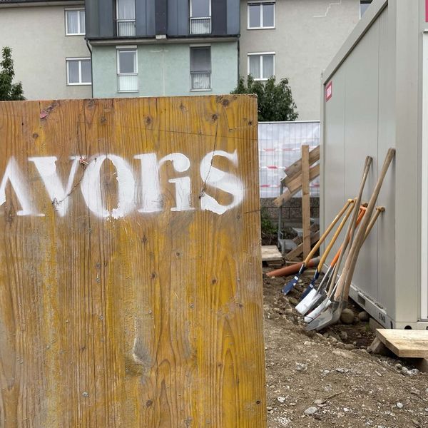 ein_grundstein_fuer_stadt_land_kuss_grundsteinlegung_feier