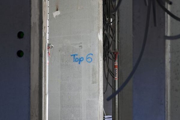 das_dach_ist_drauf_in_der_1_reihe_wienerwald_dachgleiche_baufortschritt