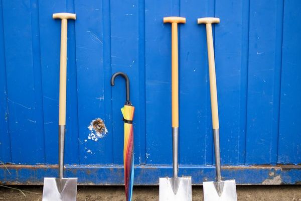 hoch_die_spaten_in_der_1_reihe_wienerwald_spatenstich