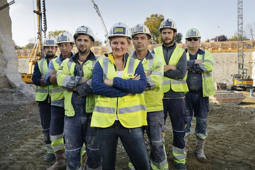 Das Team der Geothermie von Porr auf der Baustelle, gemeinsam mit ihrer Leiterin Anita Angerer