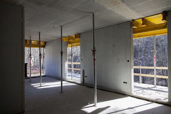 das_dach_ist_drauf_in_der_1_reihe_wienerwald_dachgleiche_baufortschritt