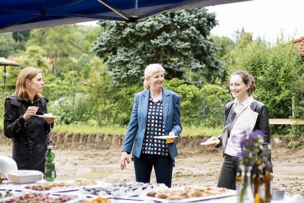 hoch_die_spaten_in_der_1_reihe_wienerwald_spatenstich