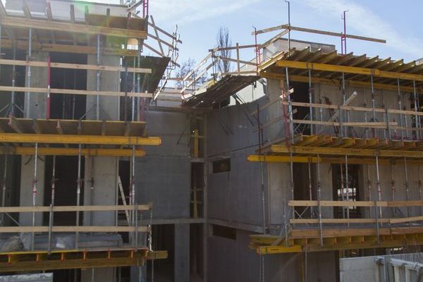 das_dach_ist_drauf_in_der_1_reihe_wienerwald_dachgleiche_baufortschritt