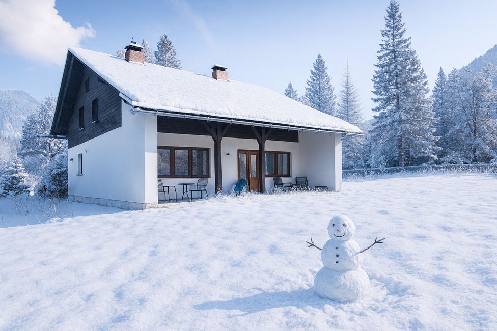 Haus in bergiger Natur im Winter