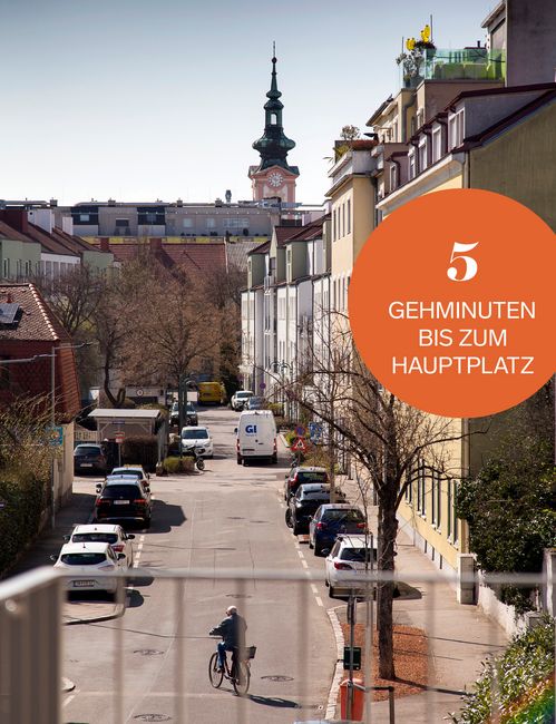 Blick zum Hauptplatz mit Hinweis "5 Gehminuten"