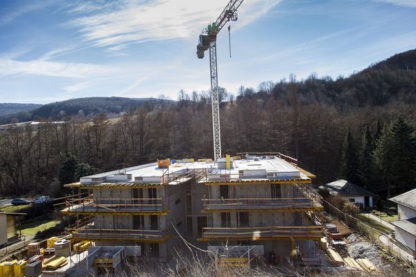 das_dach_ist_drauf_in_der_1_reihe_wienerwald_dachgleiche_baufortschritt