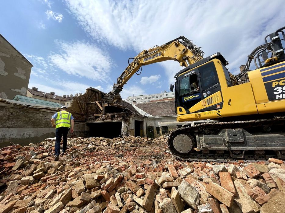 farewell_ye_olde_hunting_garage_building_coming_home_the_blend