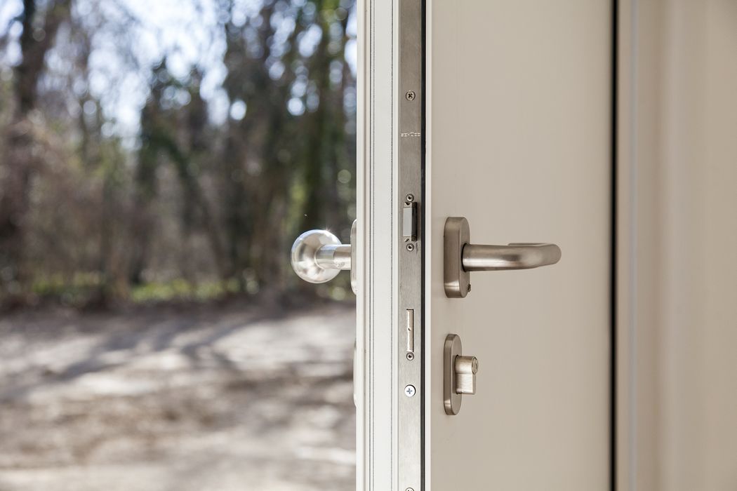 halb geöffnete Haustüre