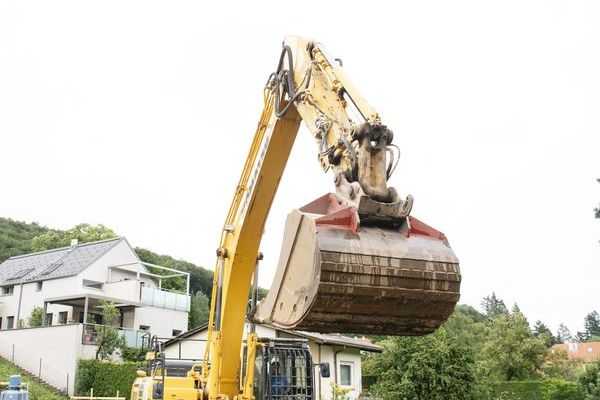 hoch_die_spaten_in_der_1_reihe_wienerwald_spatenstich