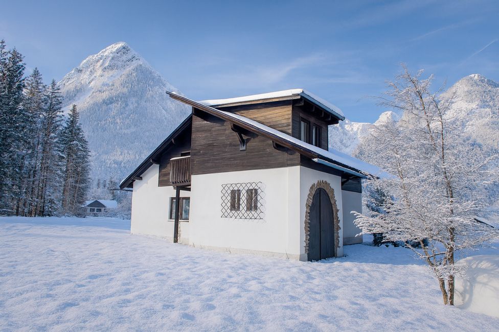 Haus in bergiger Natur im Winter