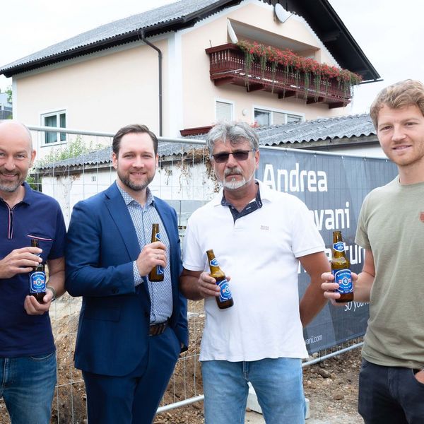 ein_grundstein_fuer_stadt_land_kuss_grundsteinlegung_feier