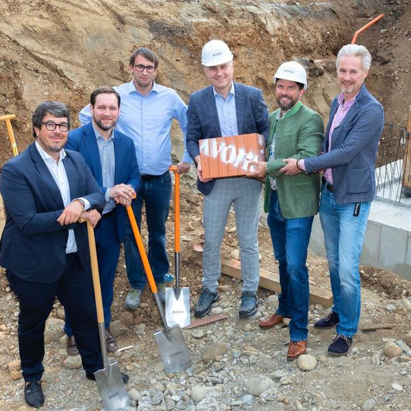 ein_grundstein_fuer_stadt_land_kuss_grundsteinlegung_feier