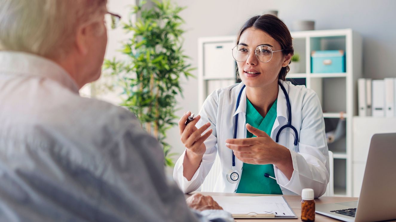 Doctor and patient are discussing at clinic aerztliche_versorgung_landgutviertel