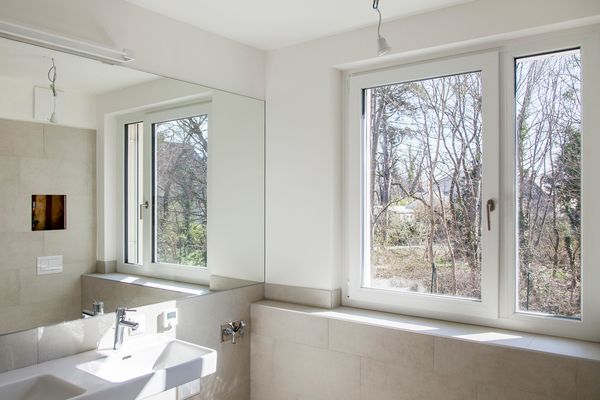 Blick aus dem Badezimmer in die Natur