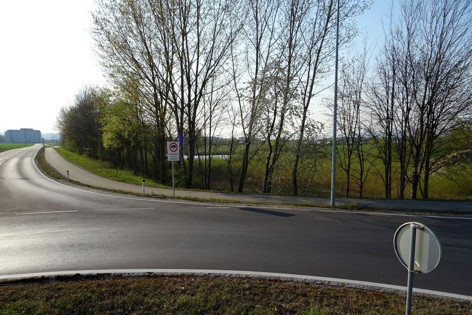 links_rechts_vom_see_grundstueck_gemeindegebiet_strasse