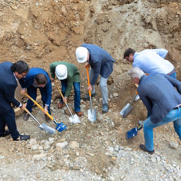 ein_grundstein_fuer_stadt_land_kuss_grundsteinlegung_feier