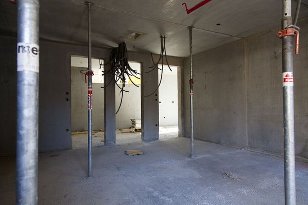 das_dach_ist_drauf_in_der_1_reihe_wienerwald_dachgleiche_baufortschritt