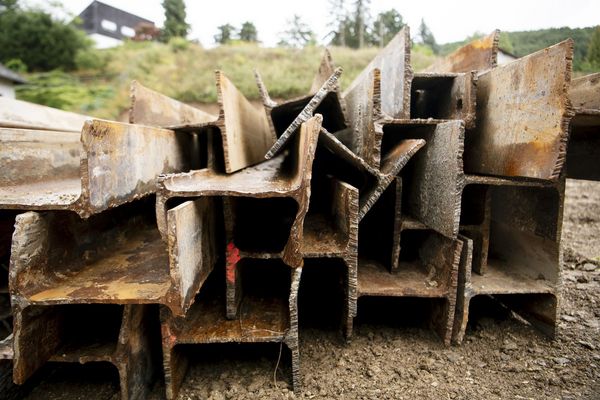 hoch_die_spaten_in_der_1_reihe_wienerwald_spatenstich