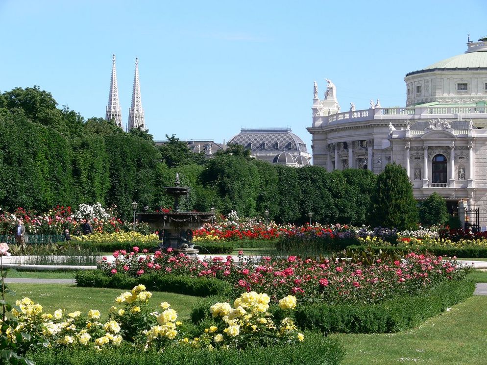 die_suesse_des_seins_burggasse_umgebung_volksgarten_votivkirche_burgtheater_rosengarten