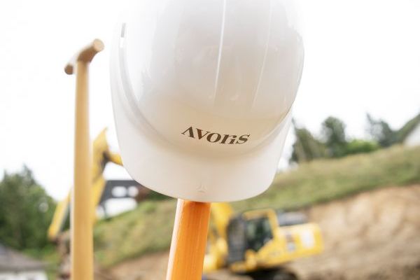 hoch_die_spaten_in_der_1_reihe_wienerwald_spatenstich