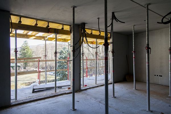 das_dach_ist_drauf_in_der_1_reihe_wienerwald_dachgleiche_baufortschritt