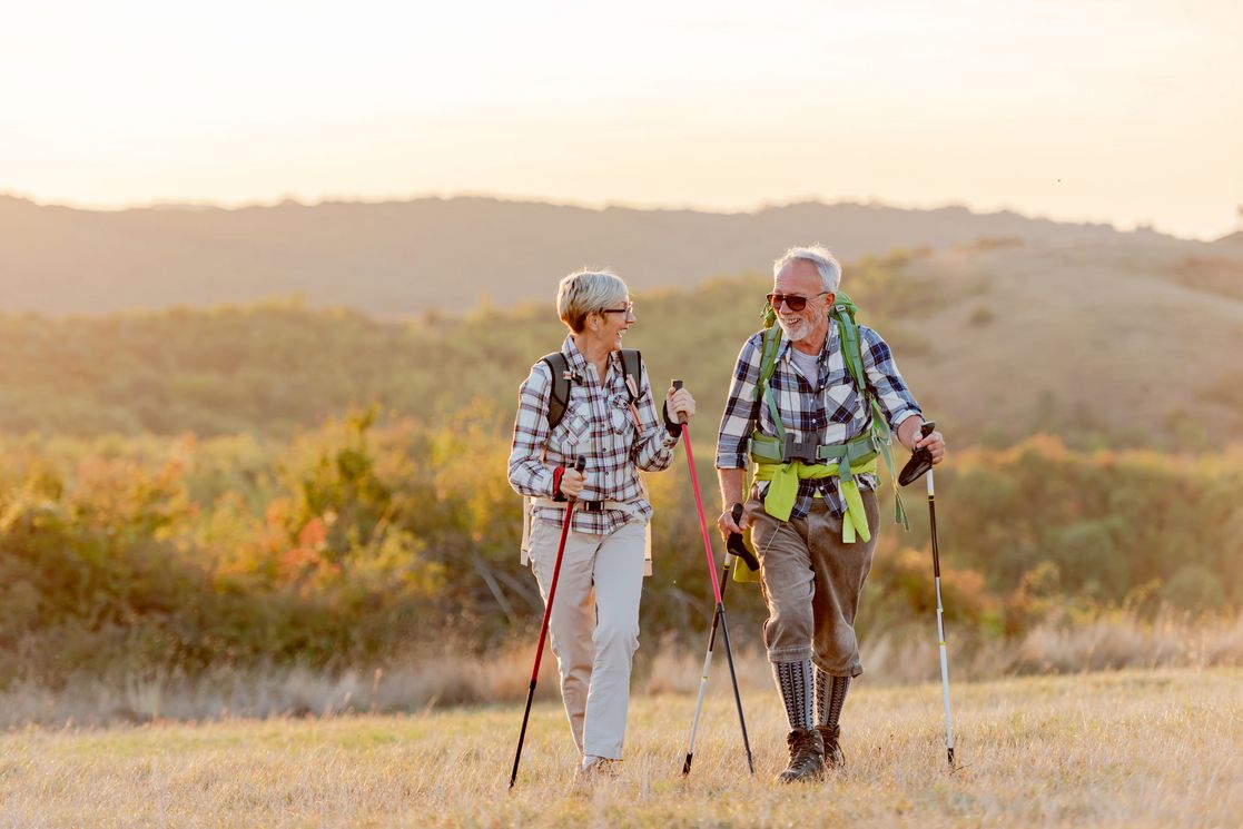 Active senior Caucasian couple hiking in mountains with backpack natur_wandern_im_landgutviertel