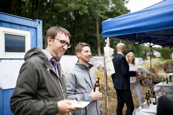 hoch_die_spaten_in_der_1_reihe_wienerwald_spatenstich