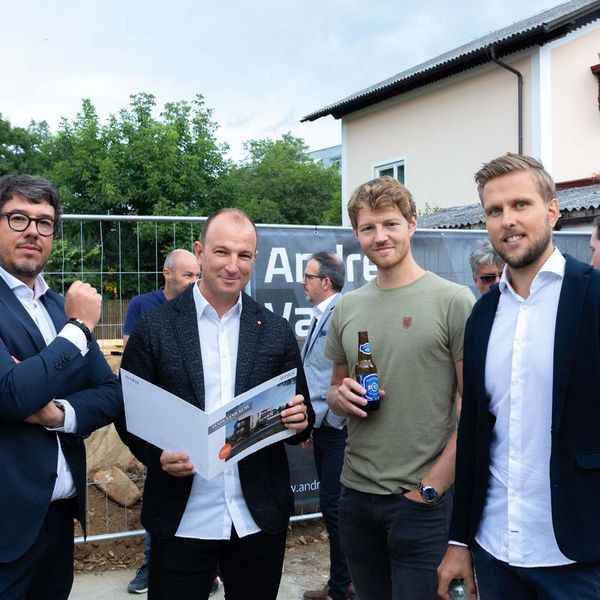 ein_grundstein_fuer_stadt_land_kuss_grundsteinlegung_feier