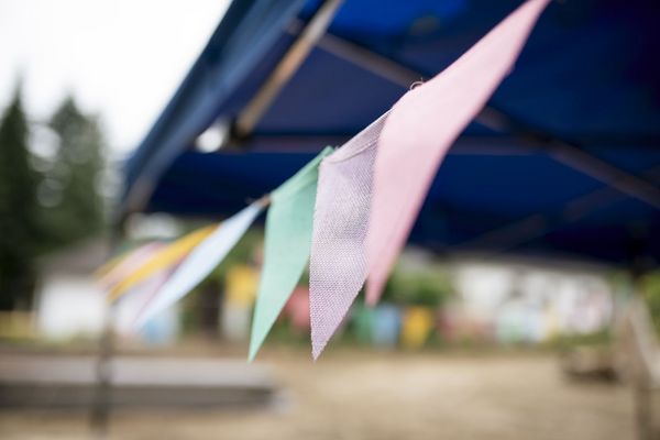 hoch_die_spaten_in_der_1_reihe_wienerwald_spatenstich