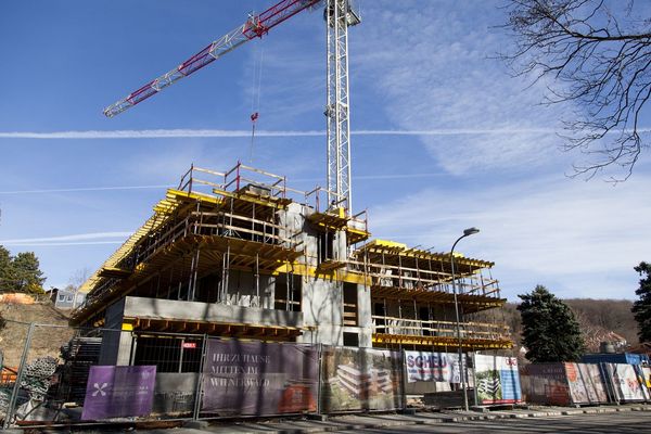 das_dach_ist_drauf_in_der_1_reihe_wienerwald_dachgleiche_baufortschritt