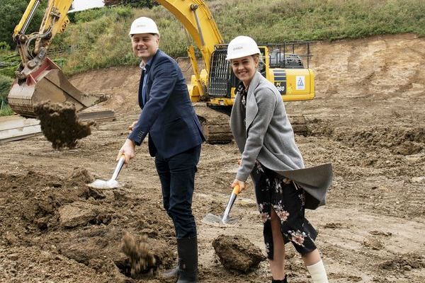 hoch_die_spaten_in_der_1_reihe_wienerwald_spatenstich