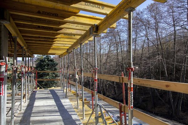 das_dach_ist_drauf_in_der_1_reihe_wienerwald_dachgleiche_baufortschritt