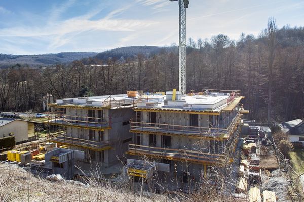 das_dach_ist_drauf_in_der_1_reihe_wienerwald_dachgleiche_baufortschritt