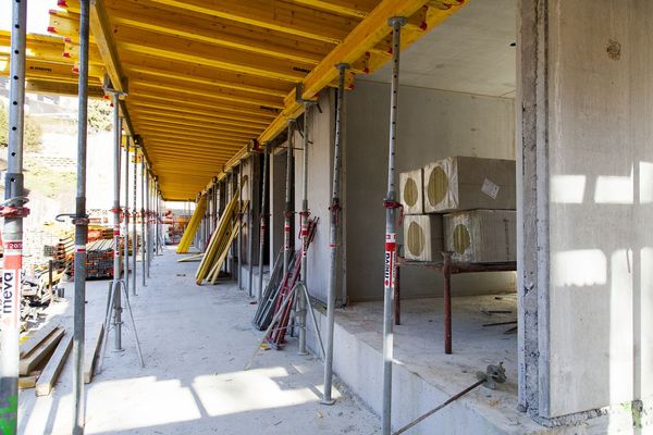 das_dach_ist_drauf_in_der_1_reihe_wienerwald_dachgleiche_baufortschritt