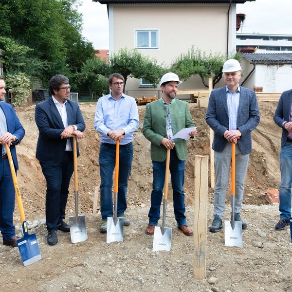 ein_grundstein_fuer_stadt_land_kuss_grundsteinlegung_feier