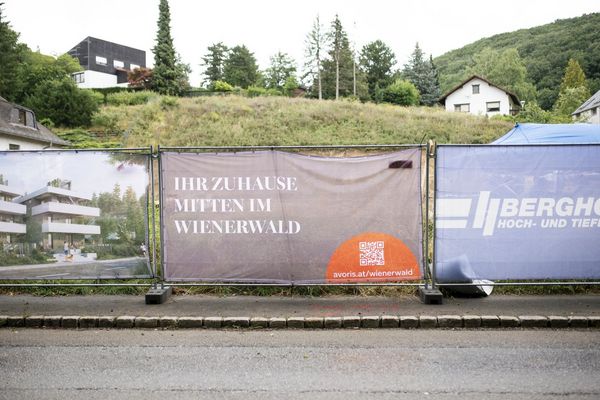 hoch_die_spaten_in_der_1_reihe_wienerwald_spatenstich