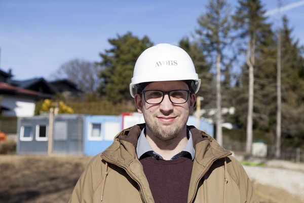 das_dach_ist_drauf_in_der_1_reihe_wienerwald_dachgleiche_baufortschritt