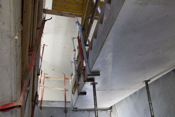 das_dach_ist_drauf_in_der_1_reihe_wienerwald_dachgleiche_baufortschritt