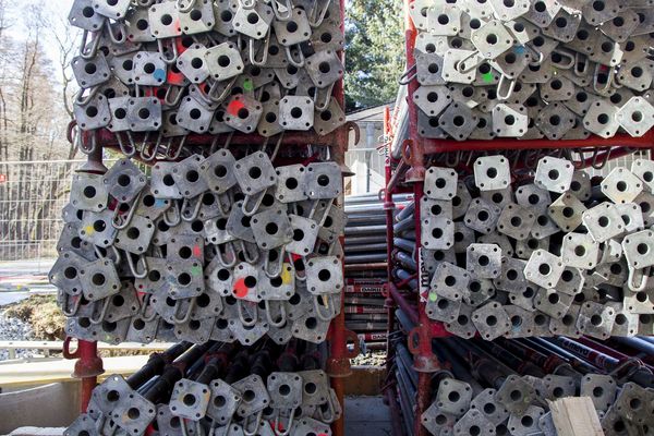 das_dach_ist_drauf_in_der_1_reihe_wienerwald_dachgleiche_baufortschritt