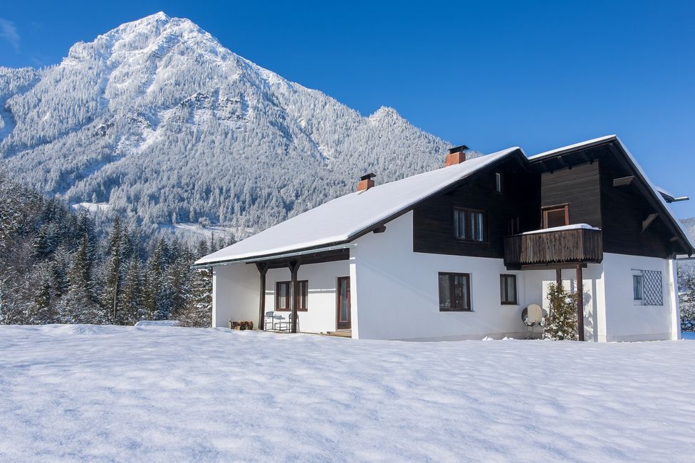 Haus in bergiger Natur im Winter