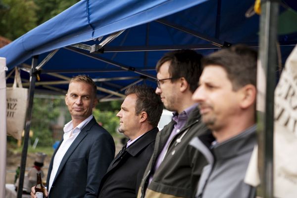 hoch_die_spaten_in_der_1_reihe_wienerwald_spatenstich