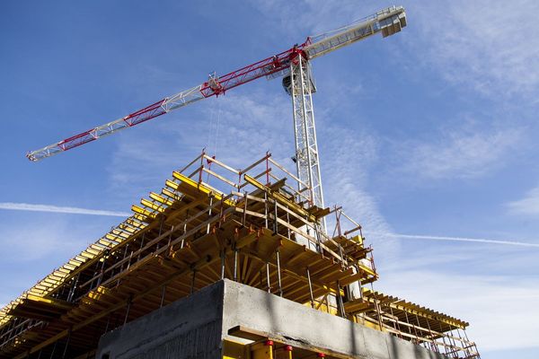 das_dach_ist_drauf_in_der_1_reihe_wienerwald_dachgleiche_baufortschritt