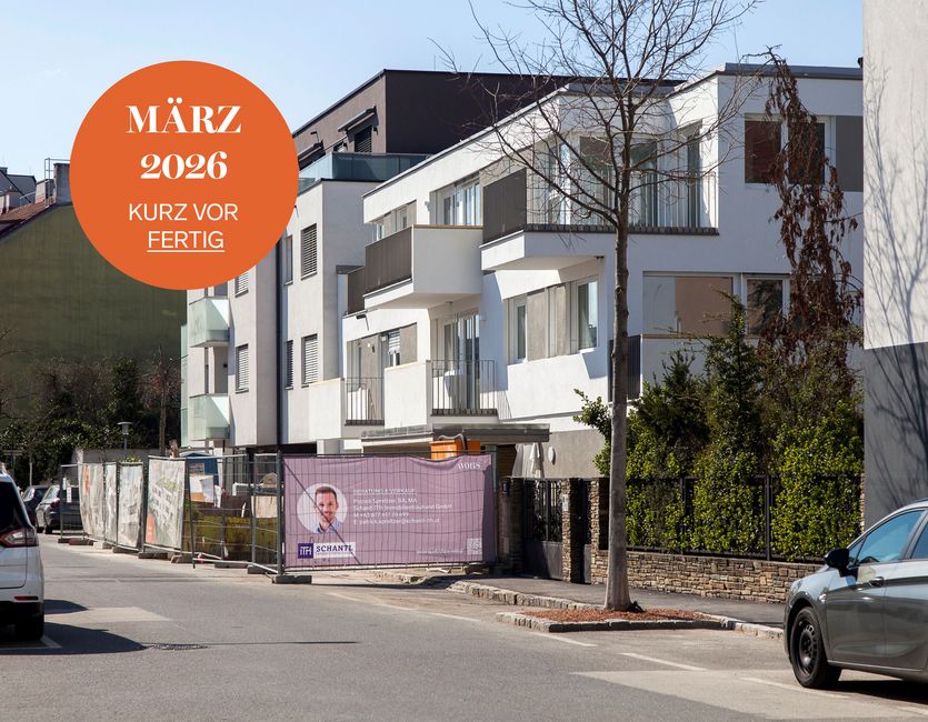 Wohnbau Frontansicht mit Hinweis "kurz vor fertig"