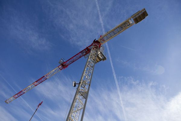 das_dach_ist_drauf_in_der_1_reihe_wienerwald_dachgleiche_baufortschritt