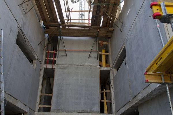 das_dach_ist_drauf_in_der_1_reihe_wienerwald_dachgleiche_baufortschritt