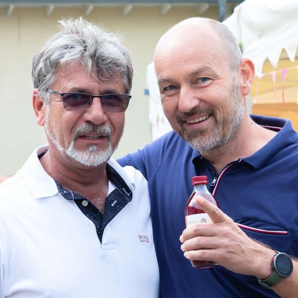 ein_grundstein_fuer_stadt_land_kuss_grundsteinlegung_feier