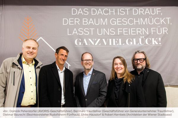 Bauherr, Generalunternehmer, Bezirksvorsteher und Architekten bei Gleichenfeier
