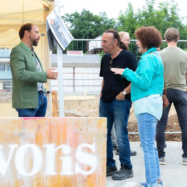 ein_grundstein_fuer_stadt_land_kuss_grundsteinlegung_feier