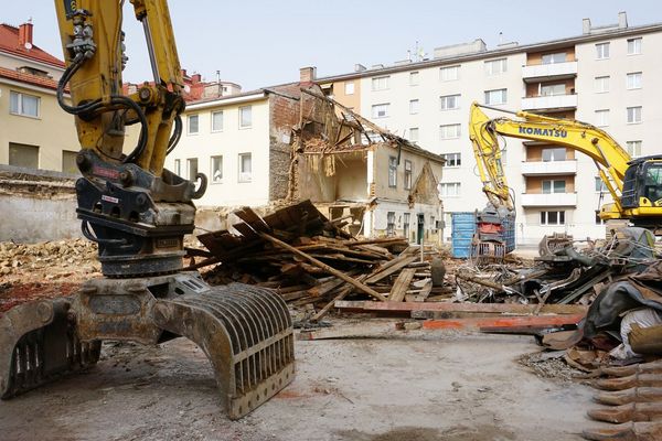 farewell_ye_olde_hunting_garage_the_blend_building_stock_demolition